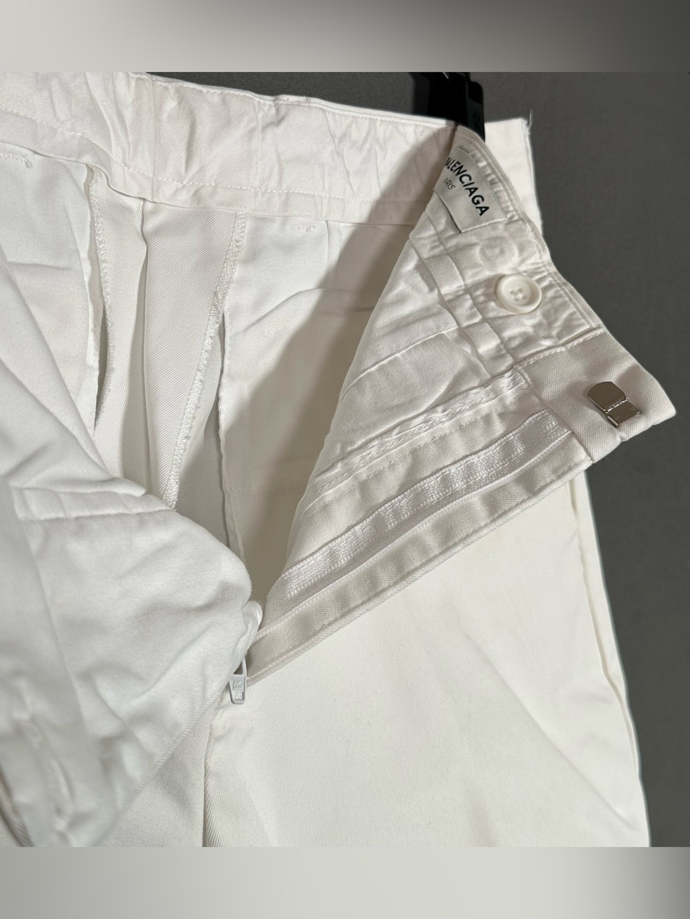 Balenciaga Men’s White Flat Front Cuffed Shorts - Picture 9 of 14